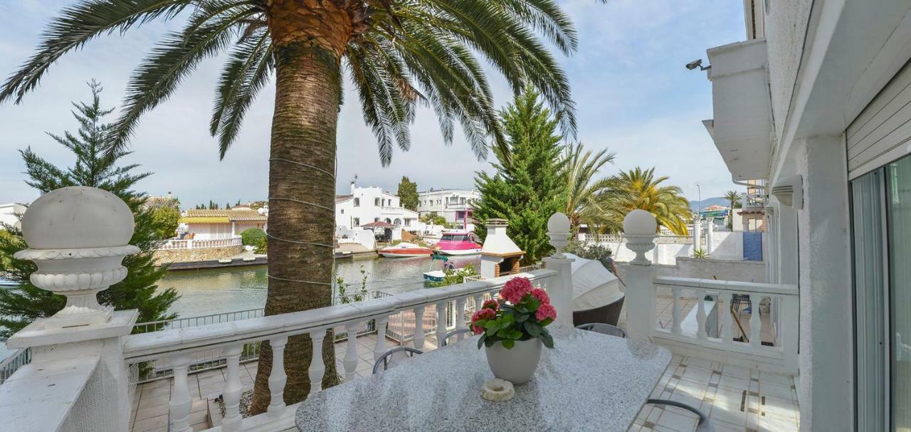 Villa Requesens On Canal Empuriabrava Eksteriør billede