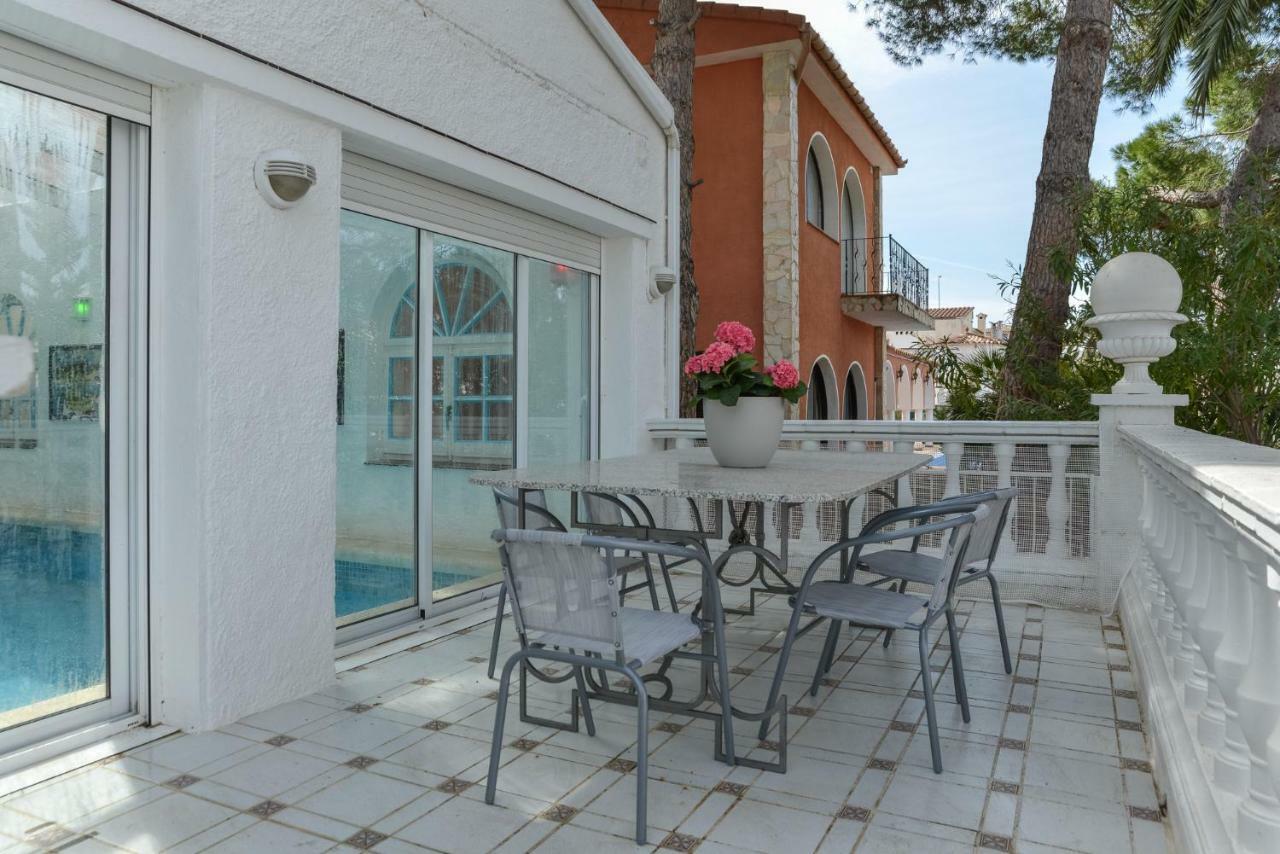 Villa Requesens On Canal Empuriabrava Eksteriør billede