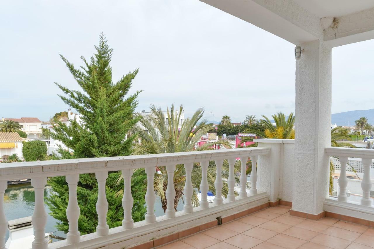 Villa Requesens On Canal Empuriabrava Eksteriør billede