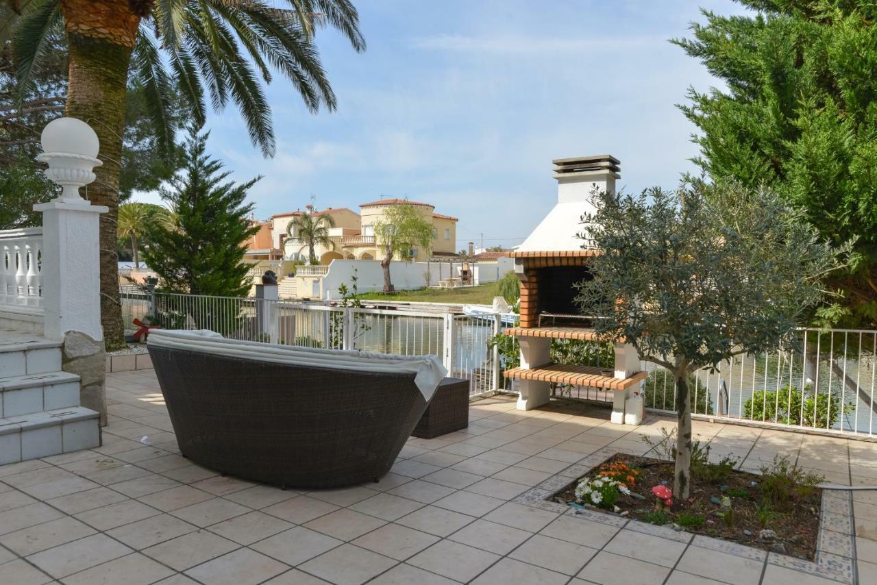 Villa Requesens On Canal Empuriabrava Eksteriør billede