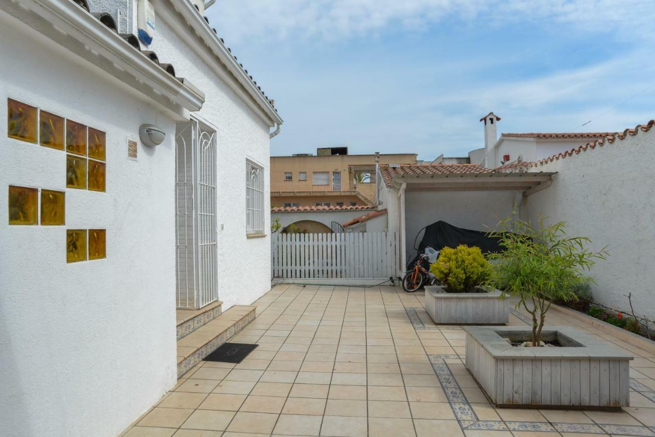 Villa Requesens On Canal Empuriabrava Eksteriør billede